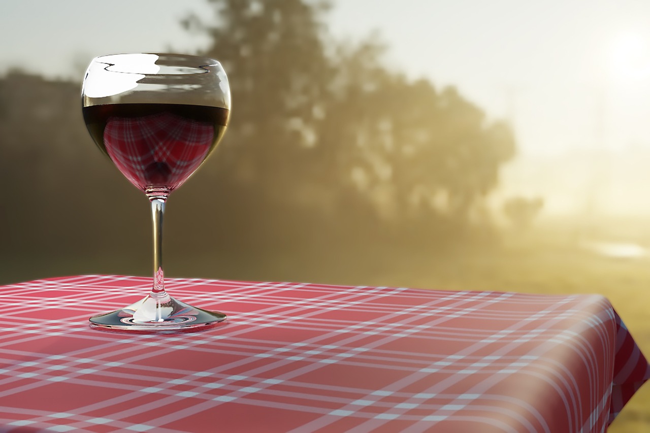 Angebot 1 - Ein Glas Wein auf dem Tisch stehend