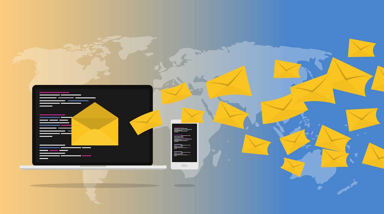 „Symbolbild für weltweiten E-Mail-Versand: gelbe Briefumschläge fliegen vom Laptop über eine Weltkarte“
